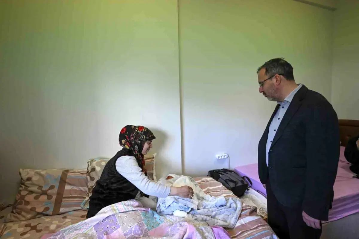 Bakan Kasapoğlu, GSB yurdundaki bebek sevincine ortak oldu