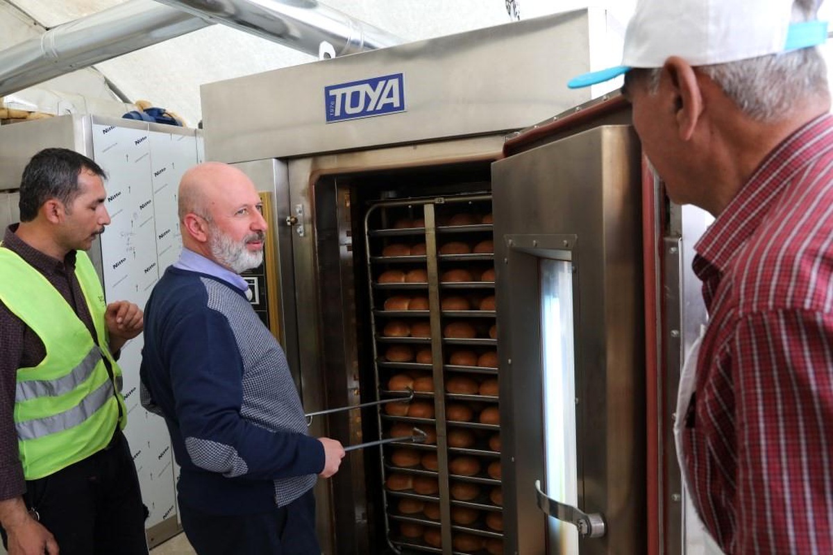 Kocasinan Belediyesinin Türkoğlu\'nda yemek ve ekmek hizmeti sürüyor