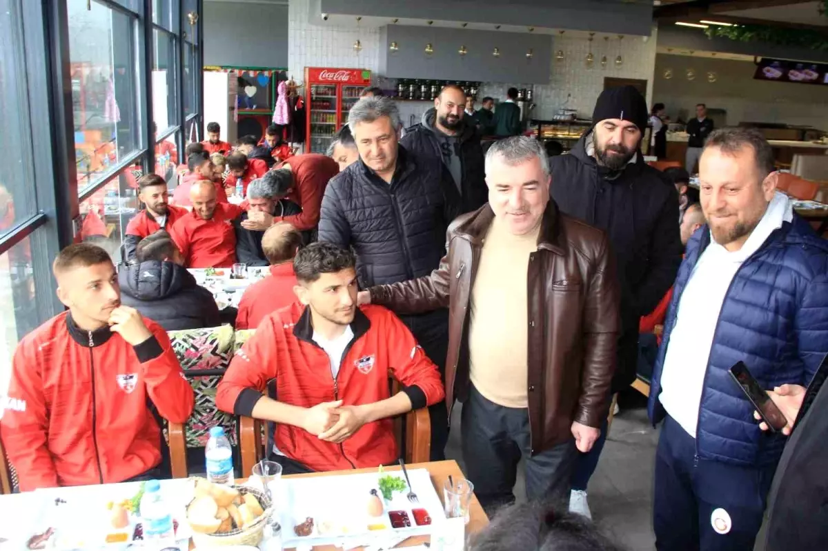 Başkan Özdemir: "Belediye olarak takım ve futbolcularımızın yanındayız"