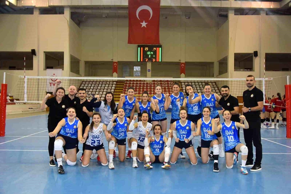 Bozüyük Belediyesi, çeyrek finalde Sivas İl Özel İdare Voleybol Takımı\'nı 3-0 yendi
