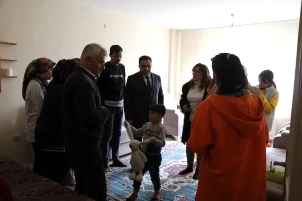 Depremzede aileleri bir an olsun yalnız bırakmıyorlar