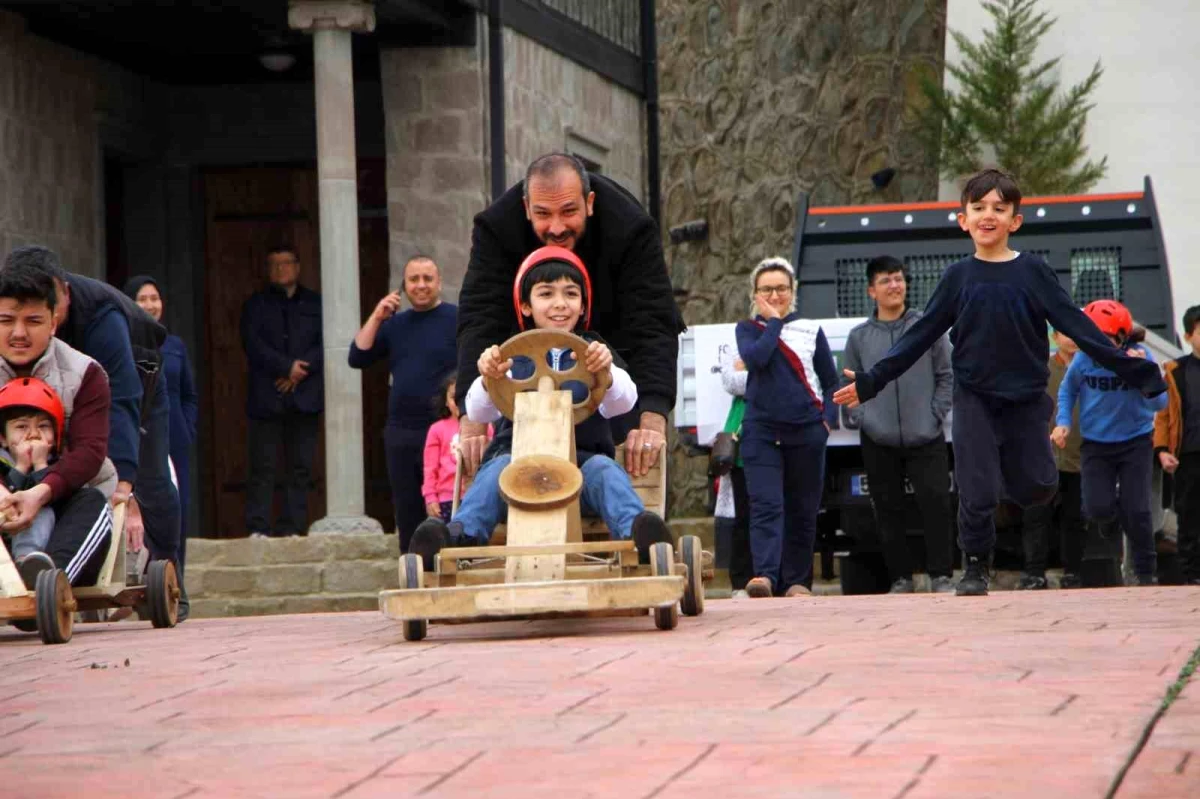 Depremzedeler Rize\'nin tahta arabalarıyla tanıştı, doyasıya eğlendi