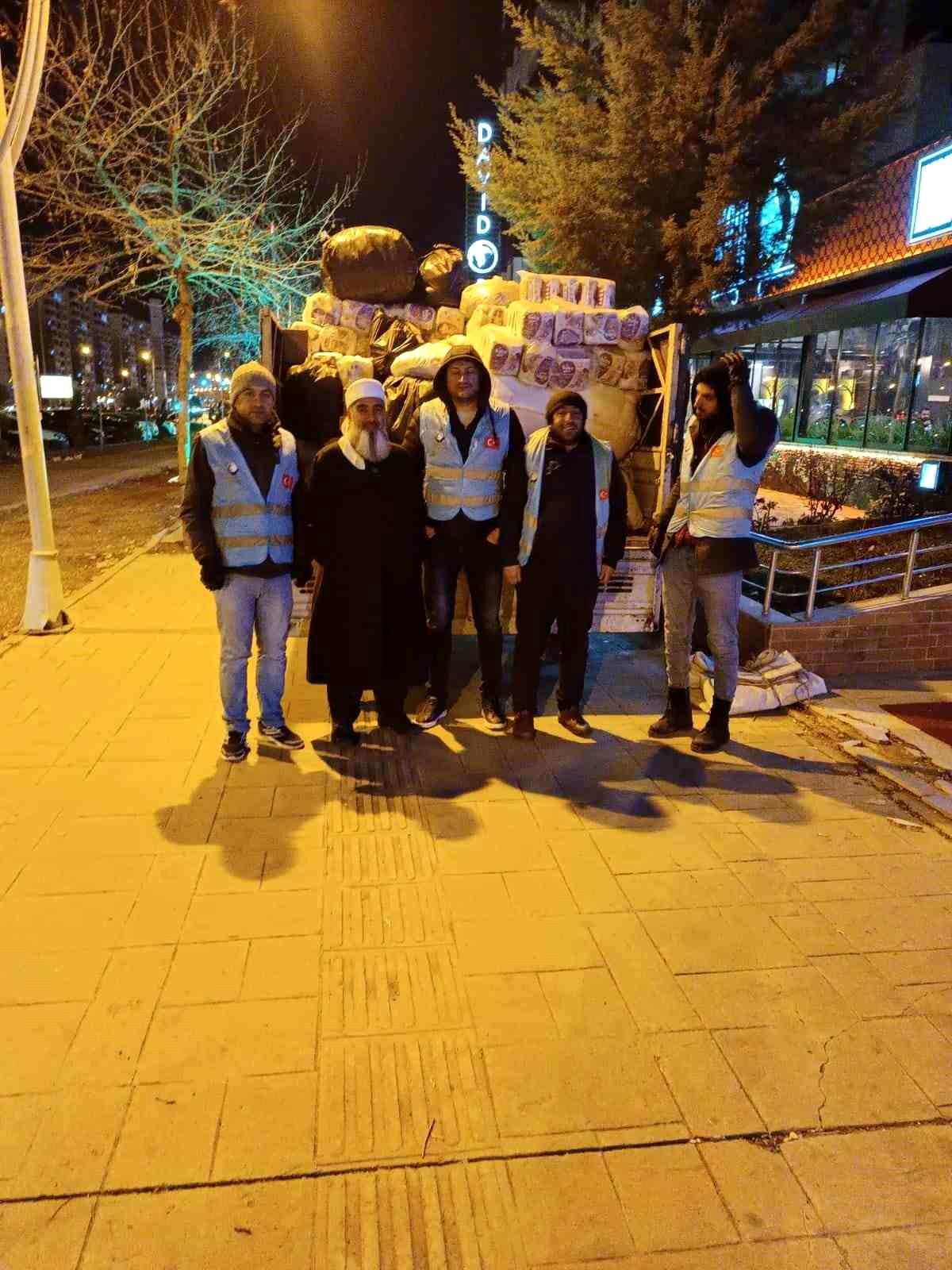Emekli polis ve arkadaşlarından deprem bölgesine yardım eli
