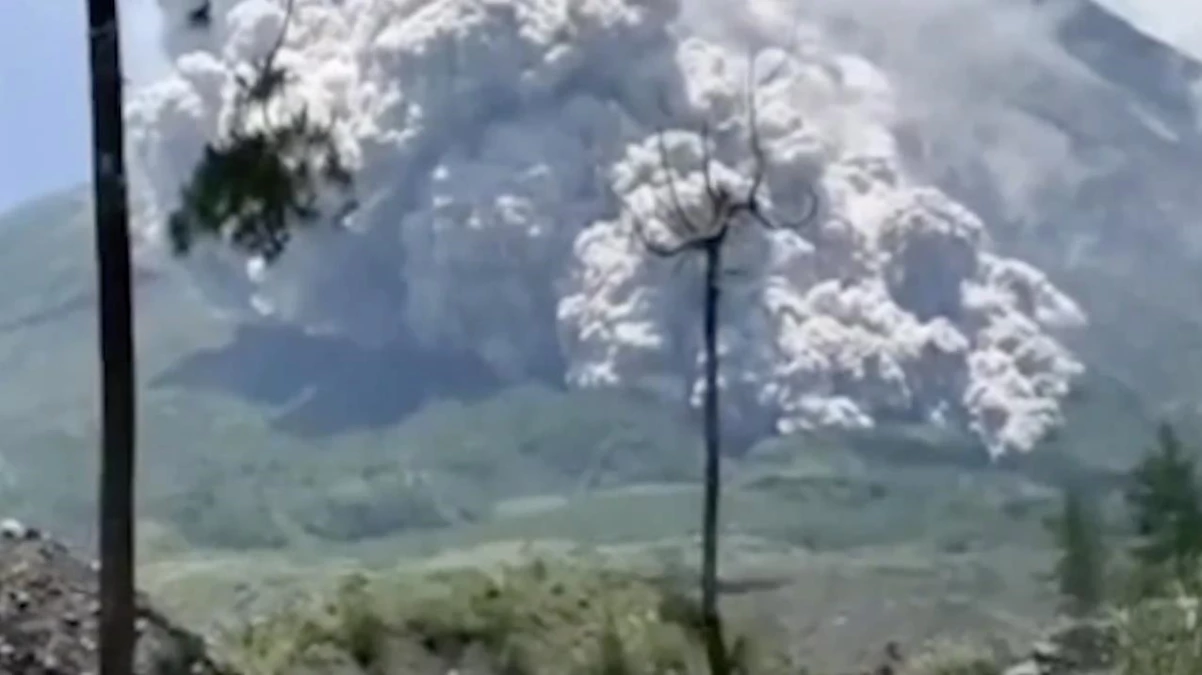 Endonezya\'da Patlayan Merapi Yanardağı Volkanik Kül Püskürttü