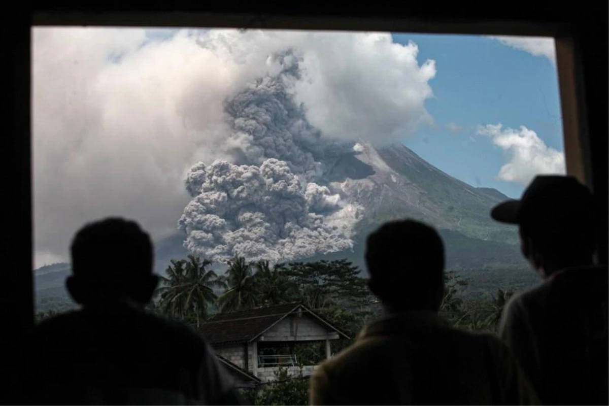 Endonezya\'nın Merapi Yanardağı\'nda Patlama