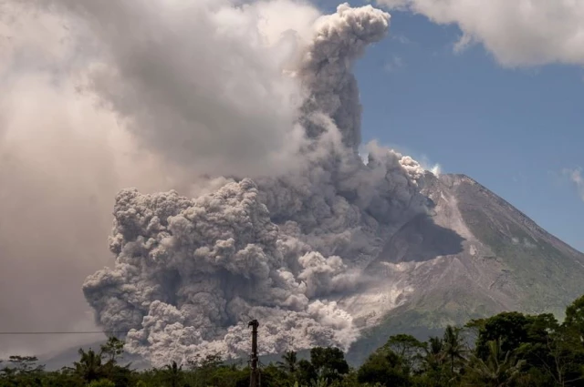 Endonezya'nın Merapi Yanardağı'nda Patlama