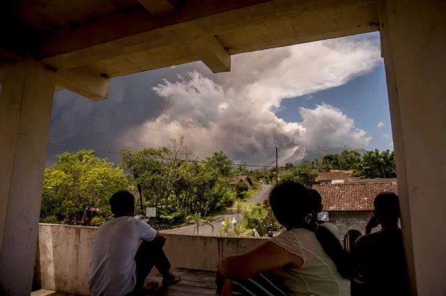 Endonezya'nın Merapi Yanardağı'nda Patlama