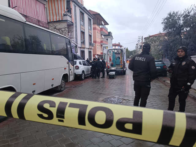 Eşini öldürdü, aynı silahla kendini başından vurdu Eşini öldürdü, aynı silahla kendini başından vurdu