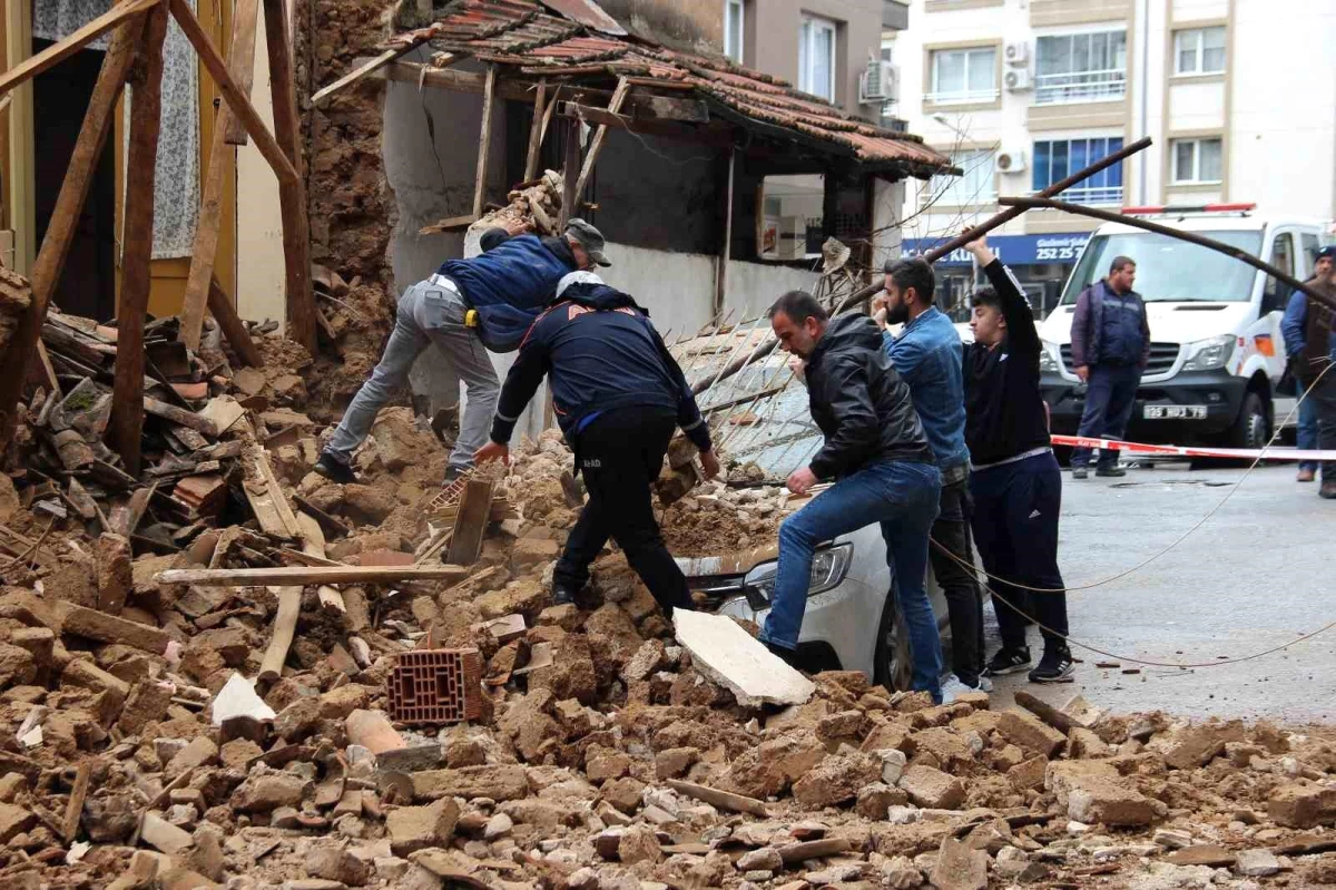 İzmir\'de metruk bina bir aracın üstüne çöktü
