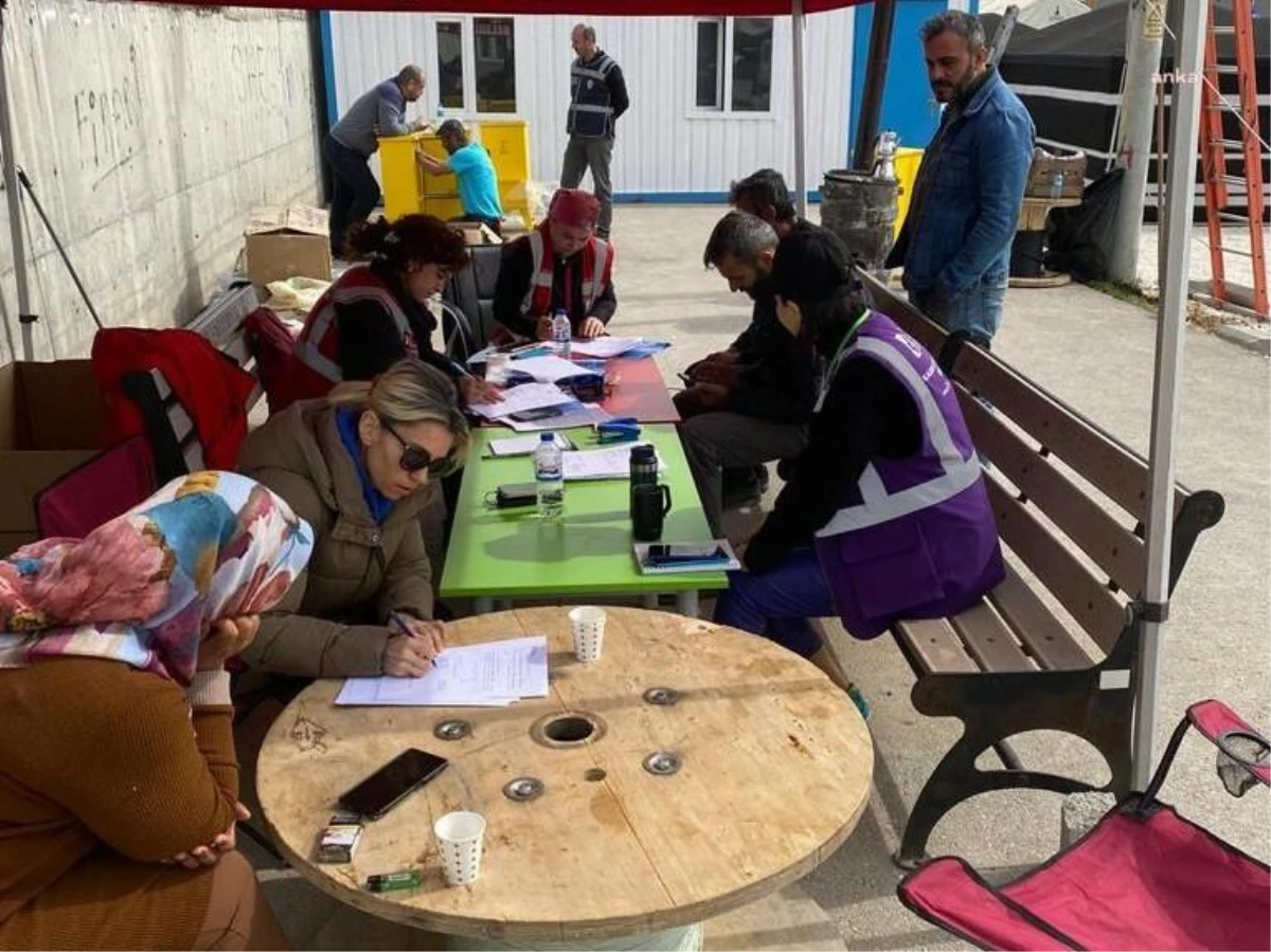 İzmit Belediyesi Ekipleri, Deprem Bölgesinde Çalışmaya Devam Edıyor