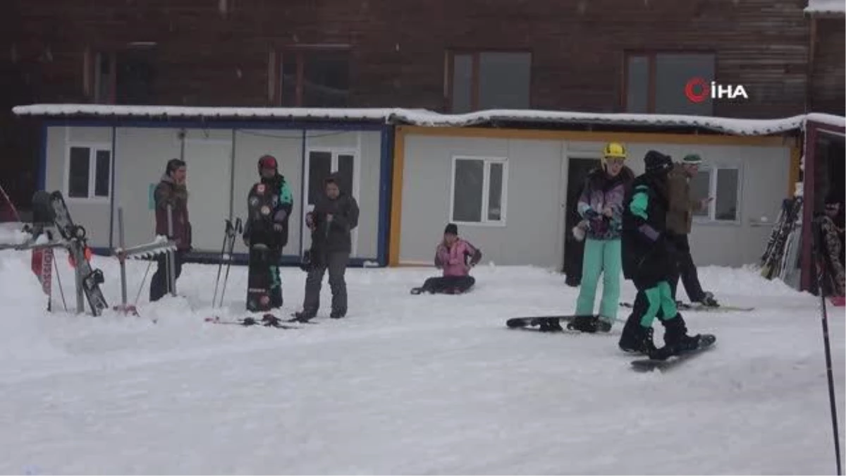 Kartalkaya\'da tatilciler kar yağışı eşliğinde kayak yaptı