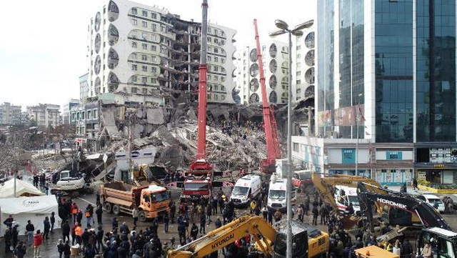 Kolonlarının kesildiği öne sürülen Galeria Sitesi'nin altındaki havuzun görüntüsü ortaya çıktı Kolonlarının kesildiği öne sürülen Galeria Sitesi'nin altındaki havuzun görüntüsü ortaya çıktı