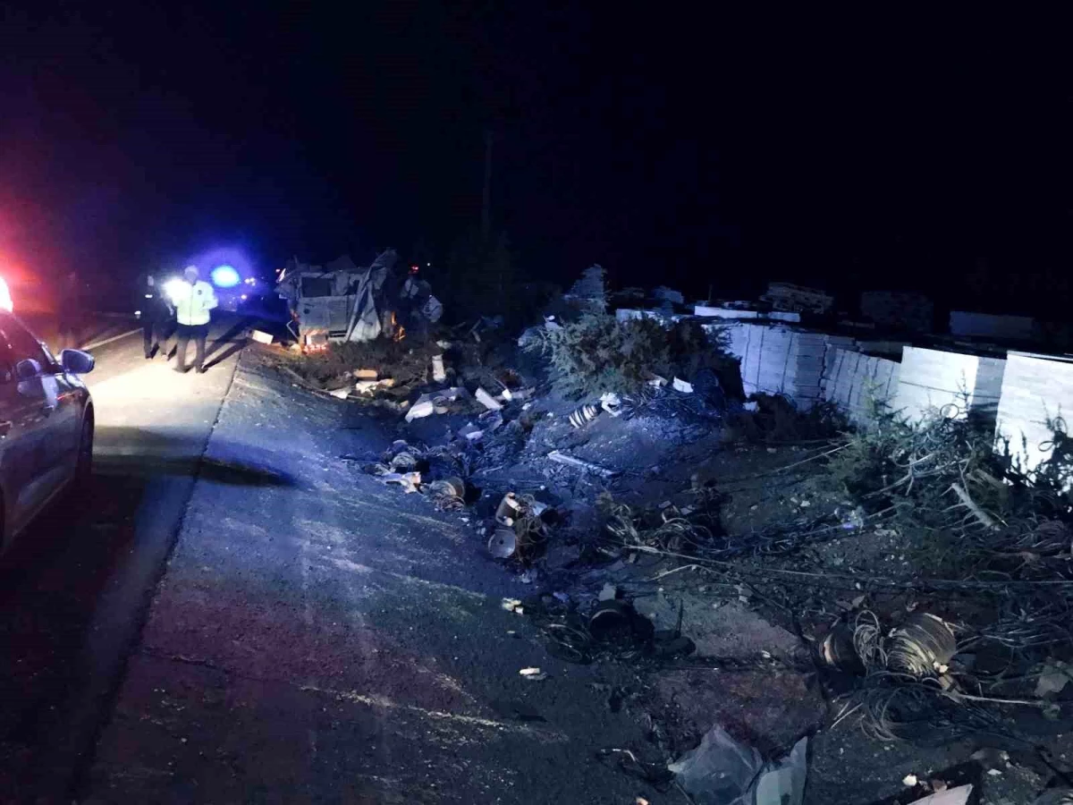 Konya\'da kamyonet ağaçlara çarptı: Sürücü öldü, oğlu yaralandı