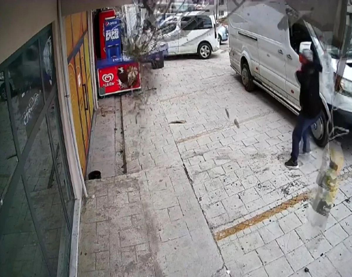 Lodosun devirdiği tabelalardan canını son anda kurtardı, o anlar kameraya yansıdı