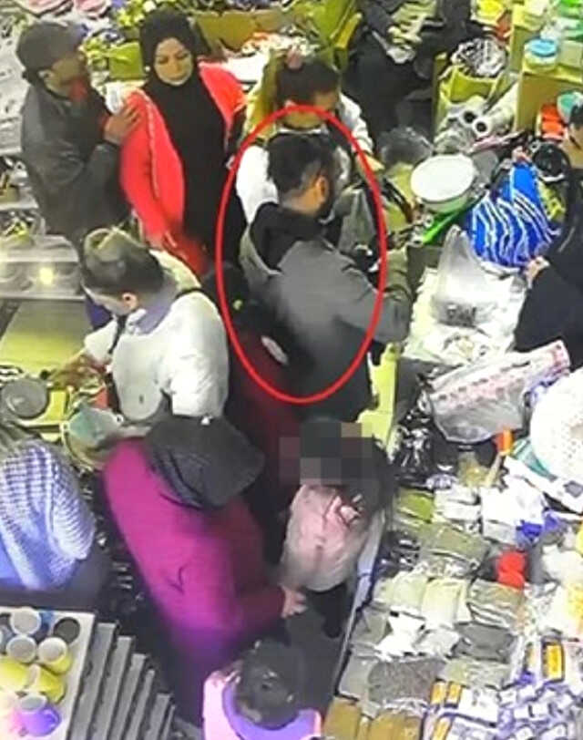 Mağazada yere düşen altınları alıp gittiler
