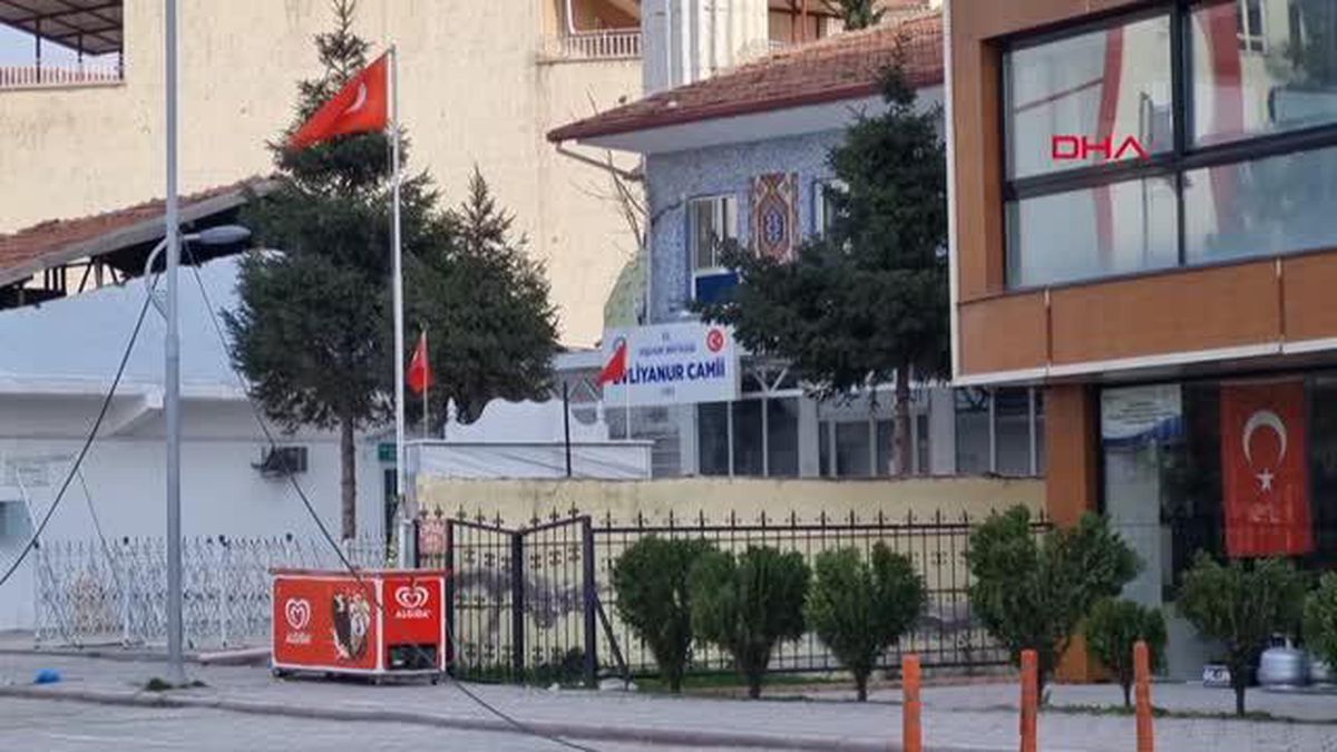 MALATYA'DA AĞIR HASARLI MİNARE KONTROLLÜ YIKILDI