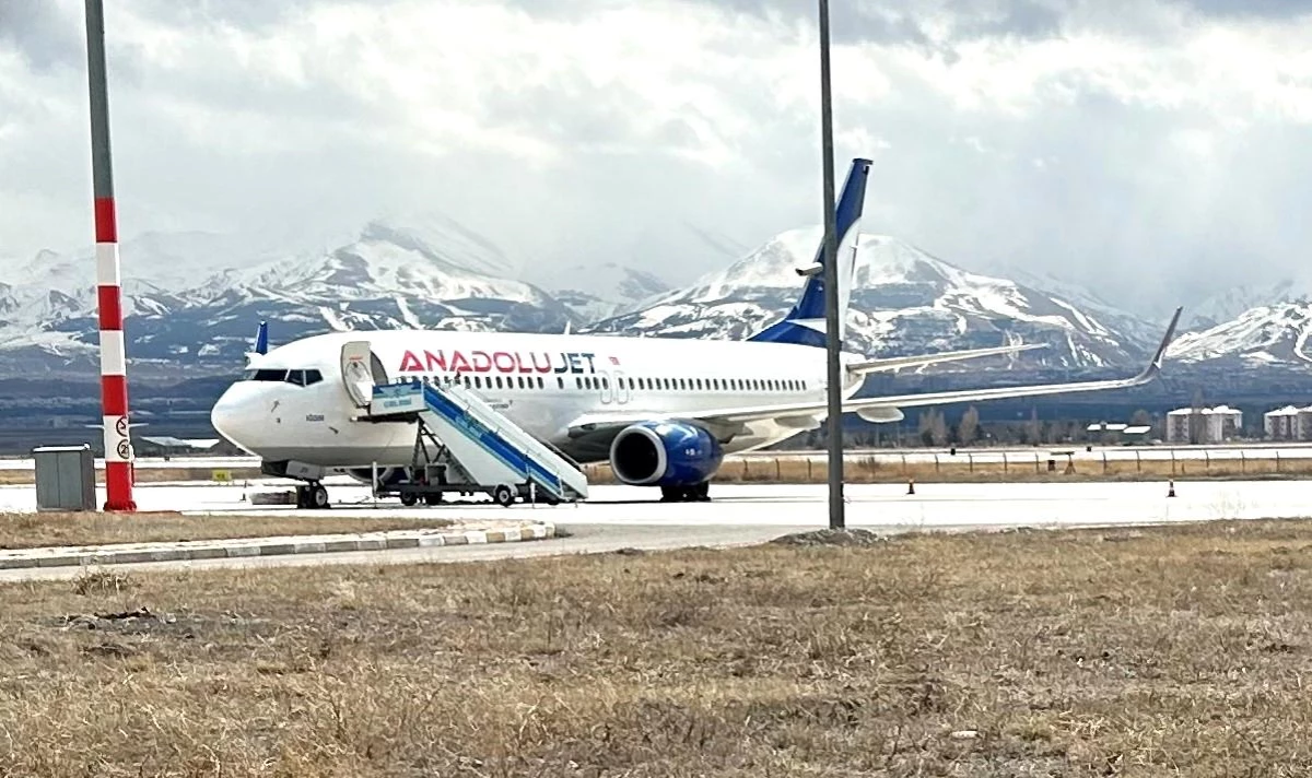 Motor ve kanat kısmını iniş sırasında piste sürten THY\'nin TK 7575 sefer sayılı uçağı Erzurum Havalimanı\'nda onarılacak