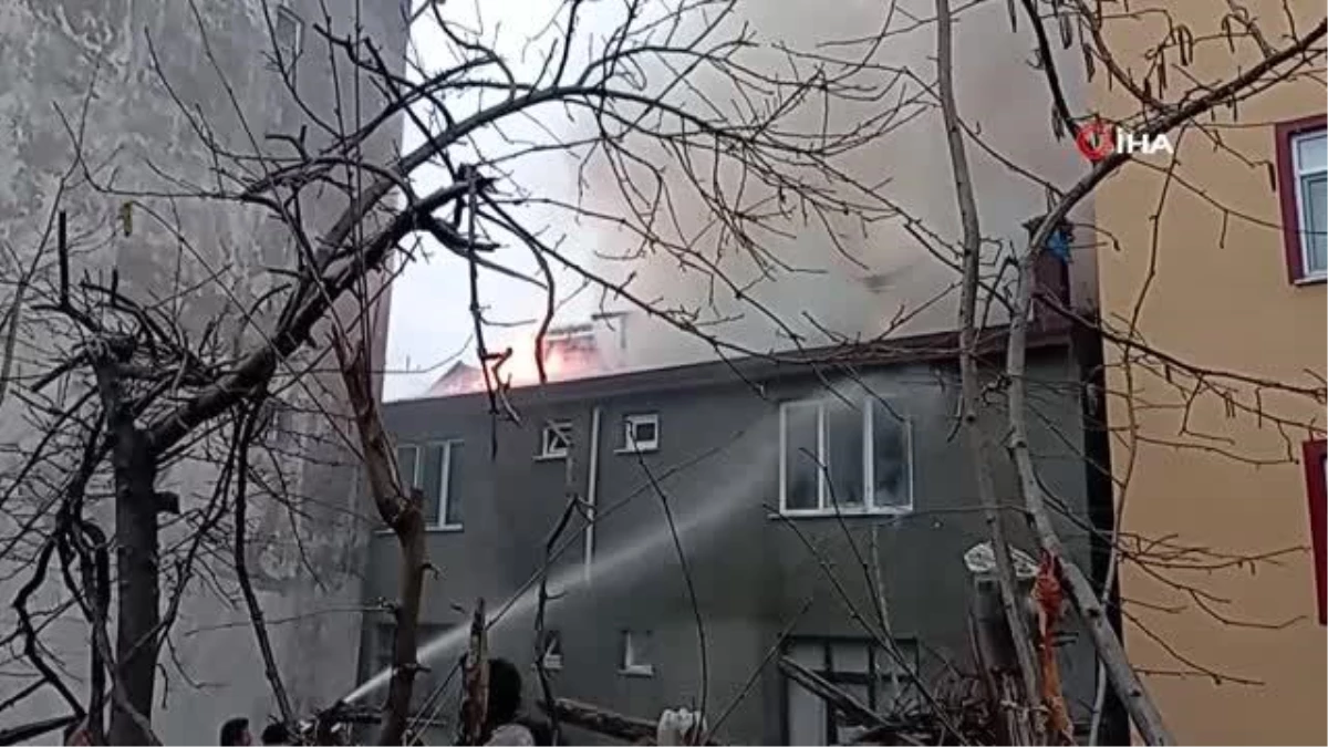Ordu\'da 3 katlı evin çatısı alevlere teslim oldu