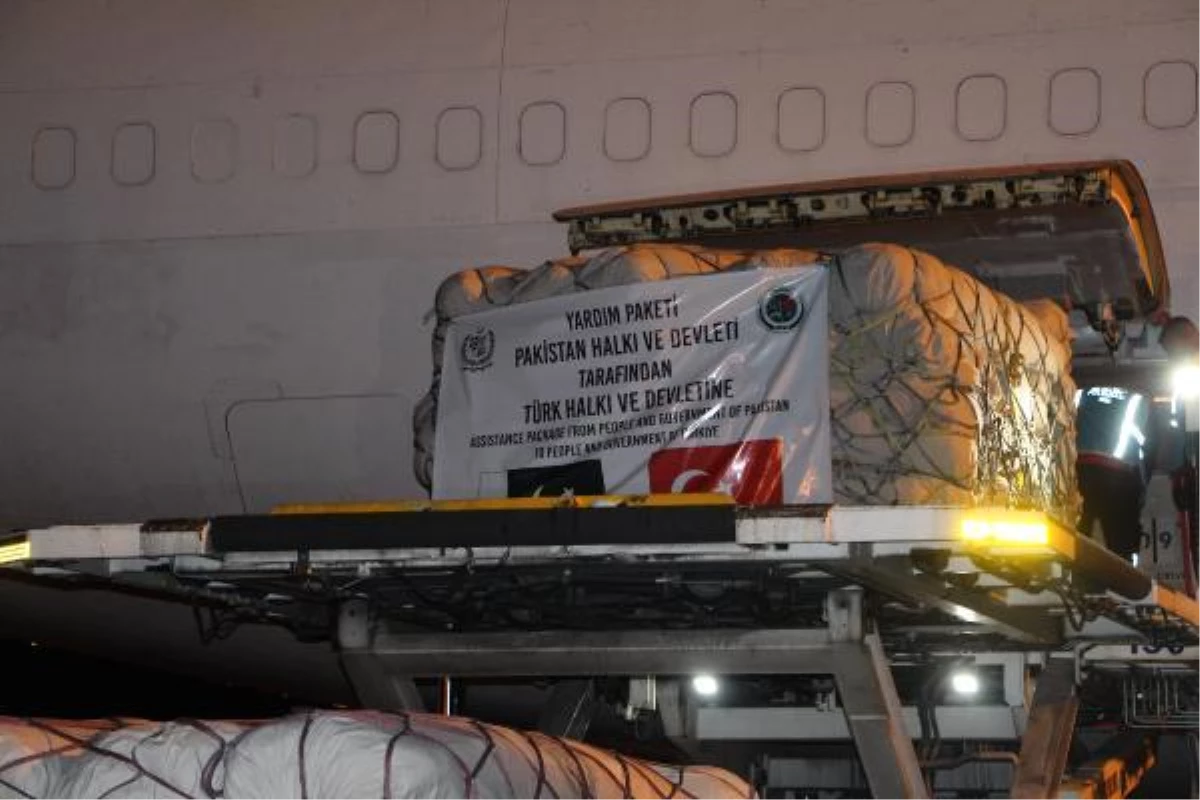 Pakistan\'dan depremzedeler için bin 200 çadır taşıyan uçak Adana\'ya iniş yaptı