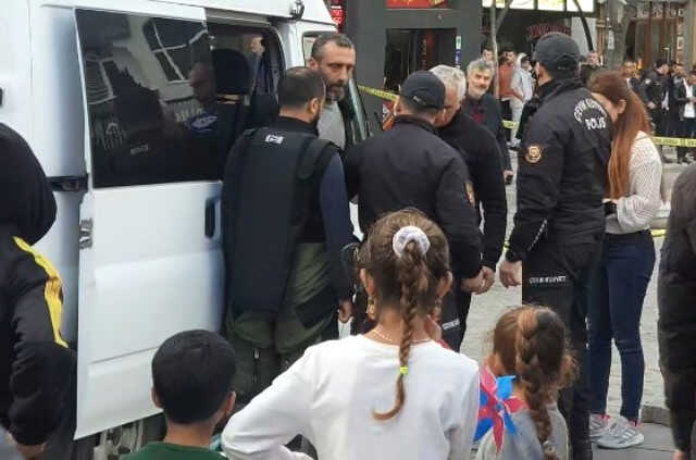 Polisin aldığı tüm tedbirleri hiçe saydı, şüpheli çantayı gidip eliyle açtı Polisin aldığı tüm tedbirleri hiçe saydı, şüpheli çantayı gidip eliyle açtı
