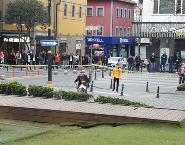 Polisin aldığı tüm tedbirleri hiçe saydı, şüpheli çantayı gidip eliyle açtı Polisin aldığı tüm tedbirleri hiçe saydı, şüpheli çantayı gidip eliyle açtı