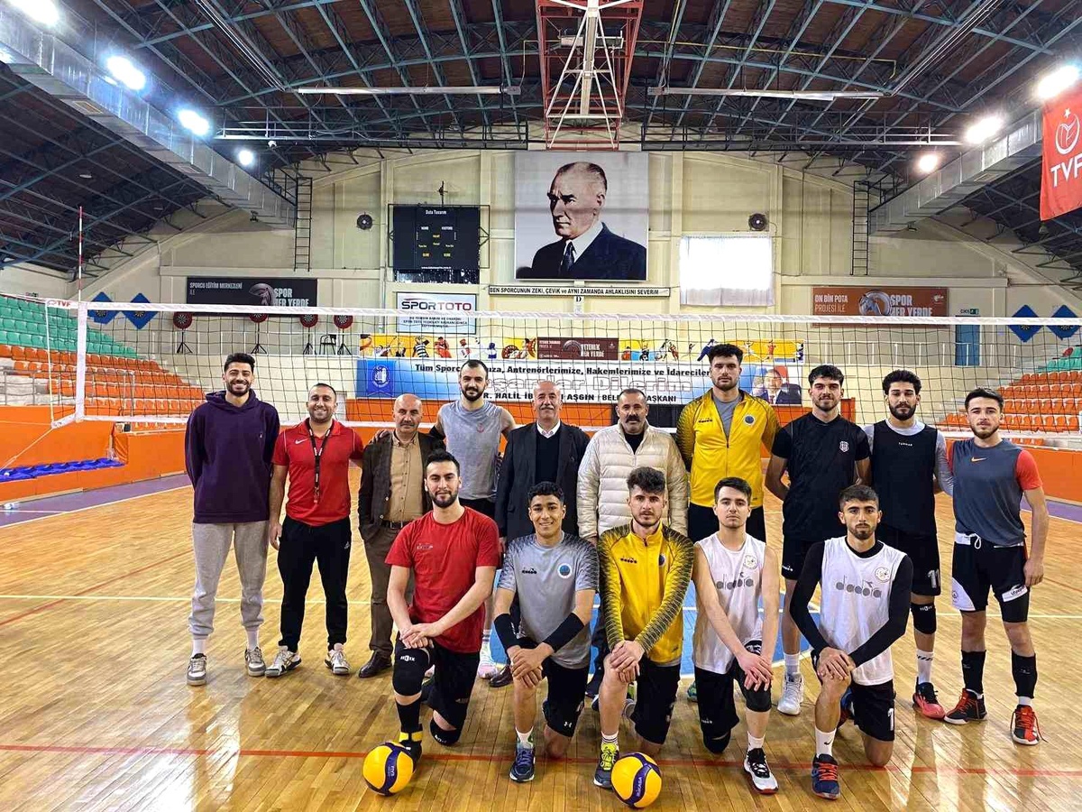 Siirt Belediyesi erkek voleybol takımı hazırlıklarını sürdürüyor
