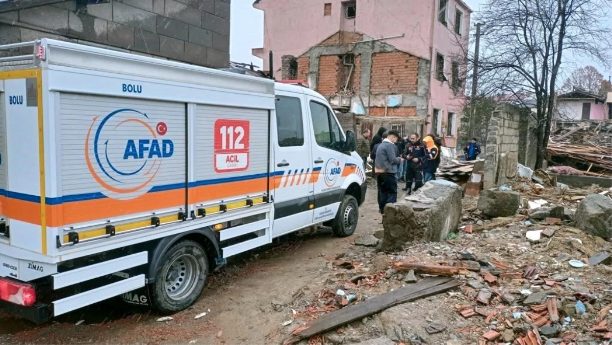 Yıkım kararı verilen evden ahşap malzeme almak isteyen 2 kişi göçük altında kaldı