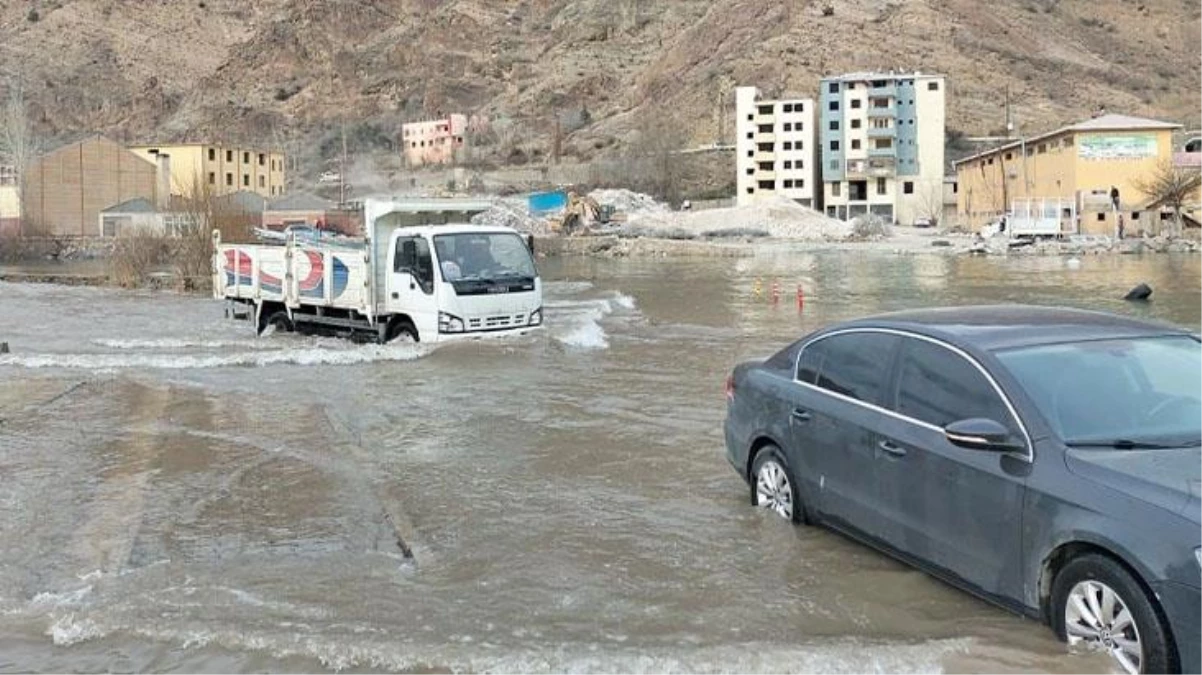 Yusufeli Barajı\'nın suları ilçe merkezine ulaştı! Cadde ve sokaklar göle döndü