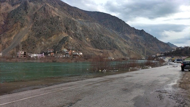 Yusufeli Baraj gölünün suları ilçe merkezine ulaştı Yusufeli Baraj gölünün suları ilçe merkezine ulaştı