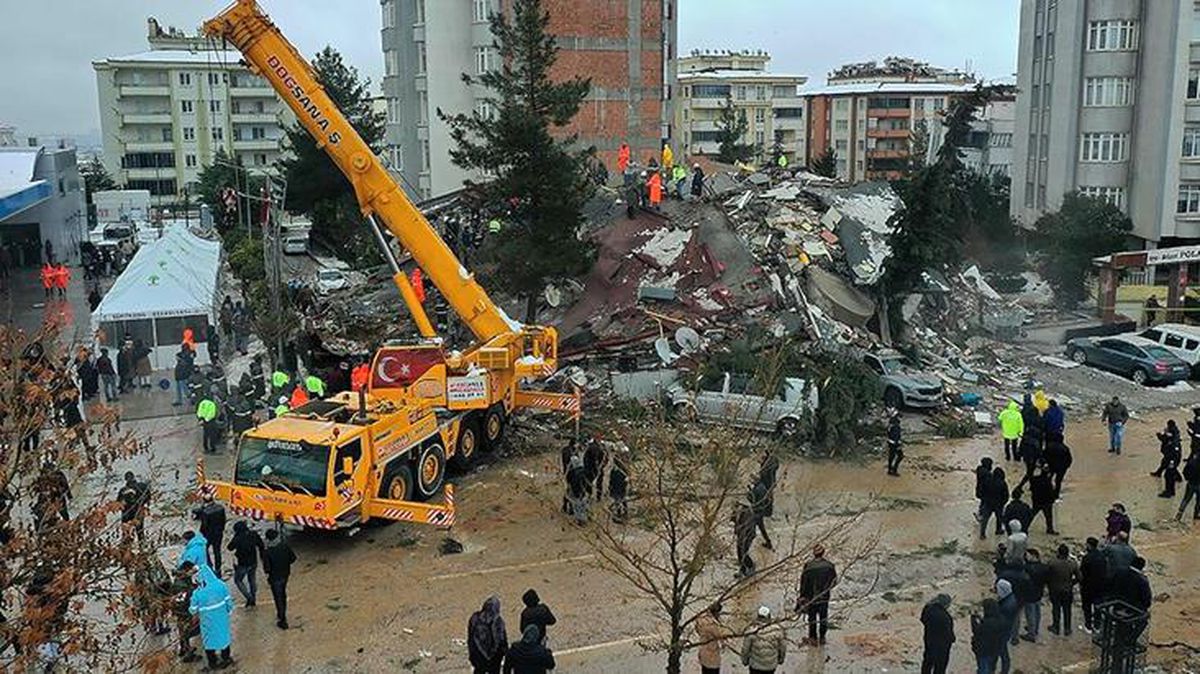 AFAD'ın deprem bölgesinde vinç kiraladığı iddialarına peş peşe yalanlama: Böyle bir şey olmuşsa burada istismar vardır