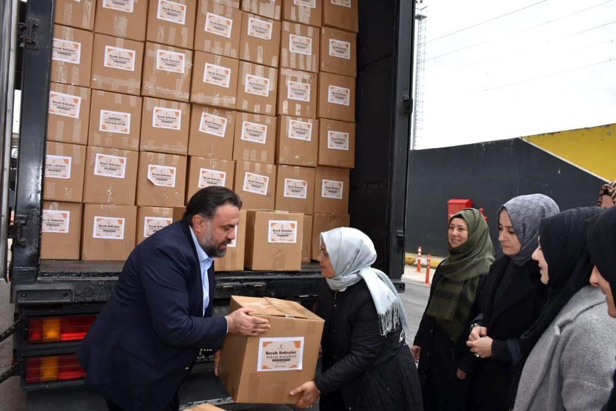 AK Parti Balıkesir Kadın kollarından sıcak sofralar kurulması için ilk sevkiyat yapıldı
