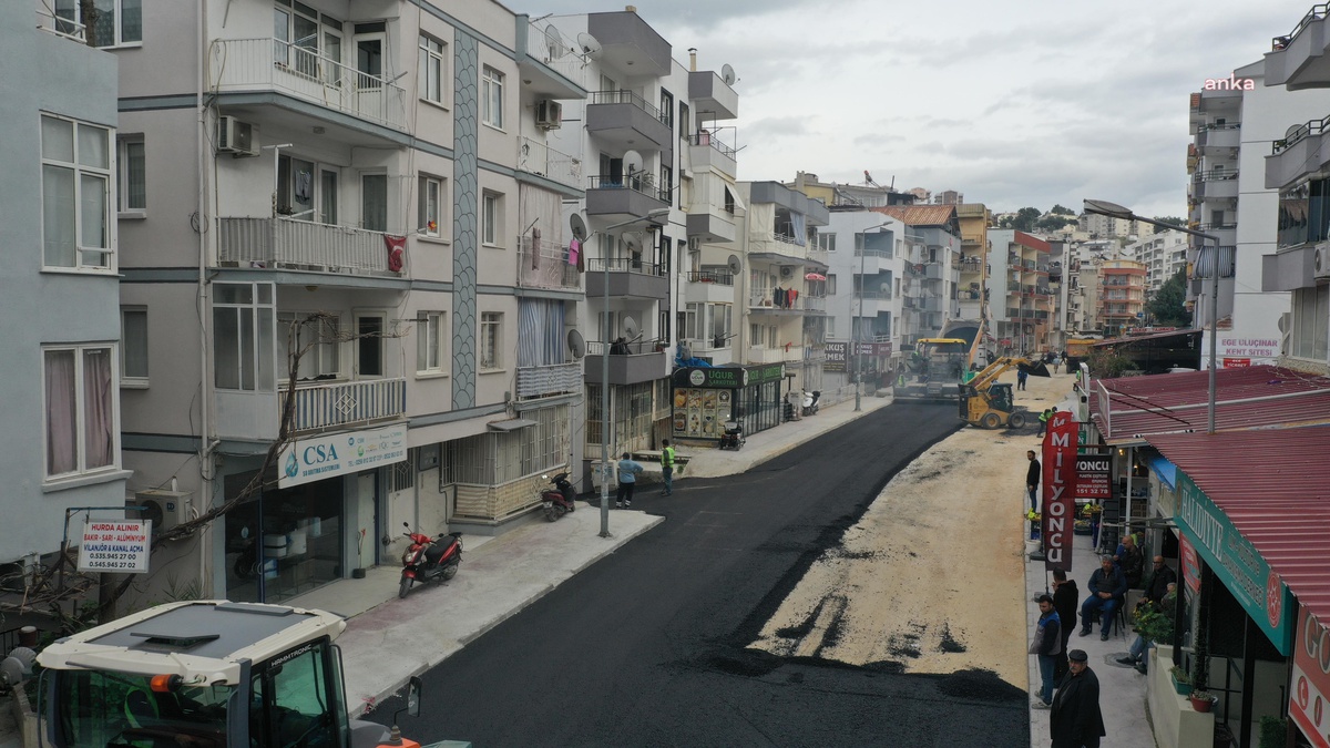 Aydın Büyükşehir Belediyesi Kuşadası\'nın yollarını yeniliyor