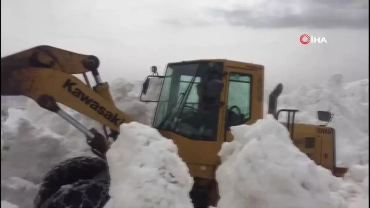 Batman'da açılan yolda kar kütlesi iş makinası boyunu geçti