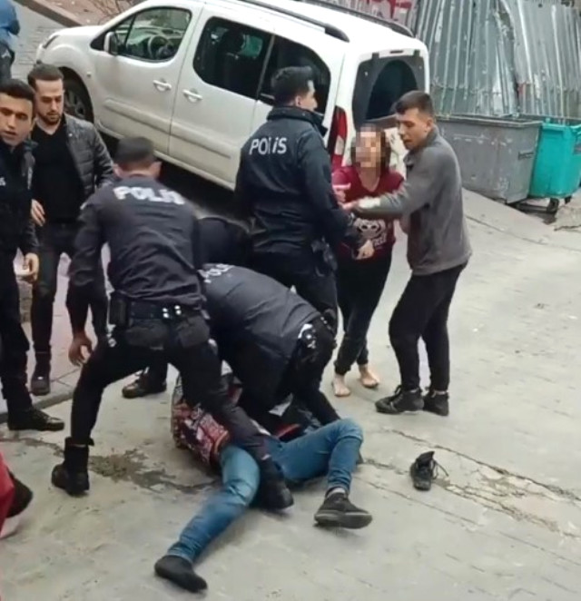 Beyoğlu'nda ortalık savaş alanına döndü! KADES ihbarına giden 5 polis saldırıya uğradı