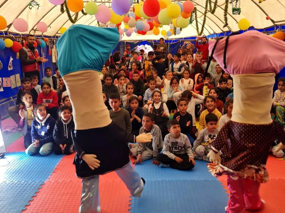 Bingöl\'ün tiyatro ekibi, Adıyaman\'daki çadır kentte çocukları eğlendirdi