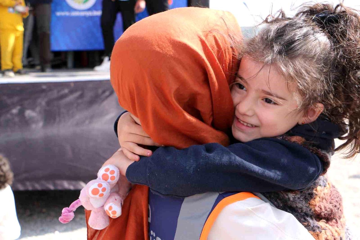 Çadır kentte 5 yaşındaki Nehir\'e doğum günü sürprizi