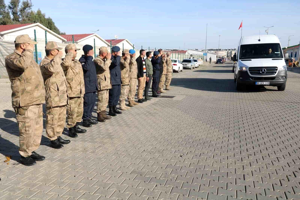 Deprem bölgesinde görevini tamamlayan Mehmetçik, dualarla uğurlandı