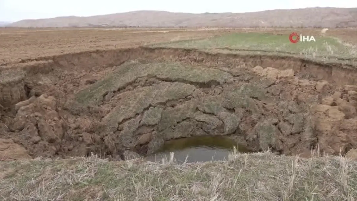 Deprem sonrası oluşan obruk köylüleri tedirgin ediyor