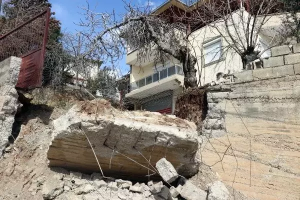 Herkesi şoke eden olay! Depremde 2 katlı binanın yönü değişmiş