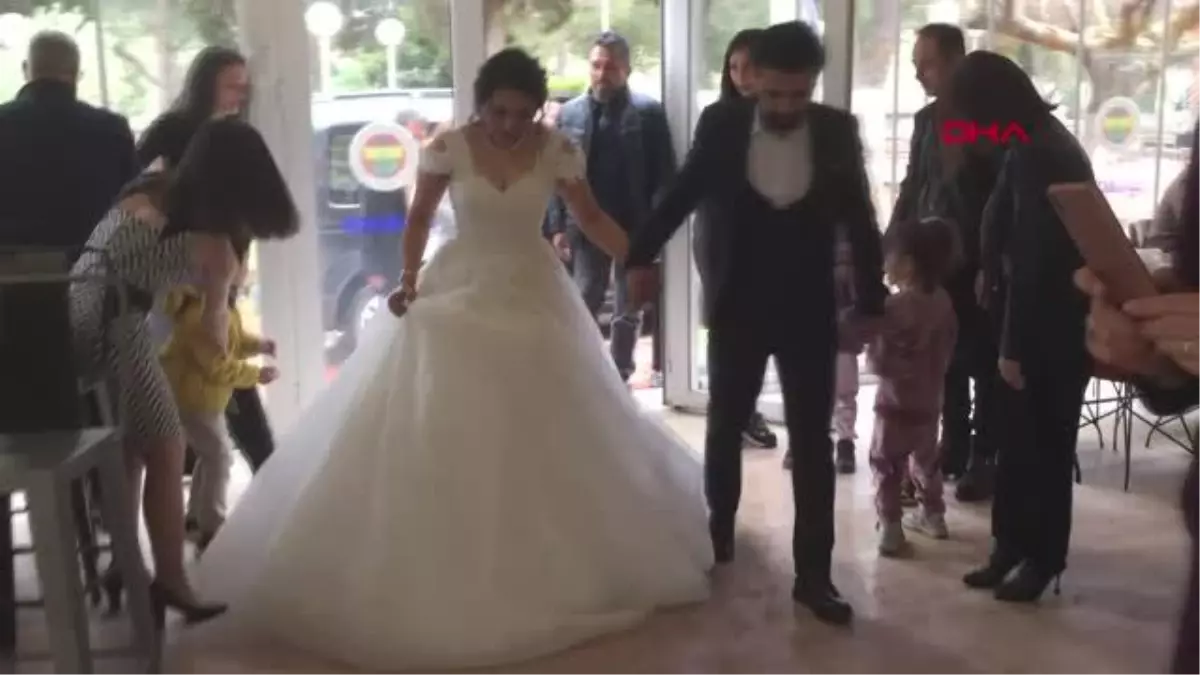 DEPREMZEDE ÇİFT MANİSA\'DA NİKAH MASASINA OTURDU