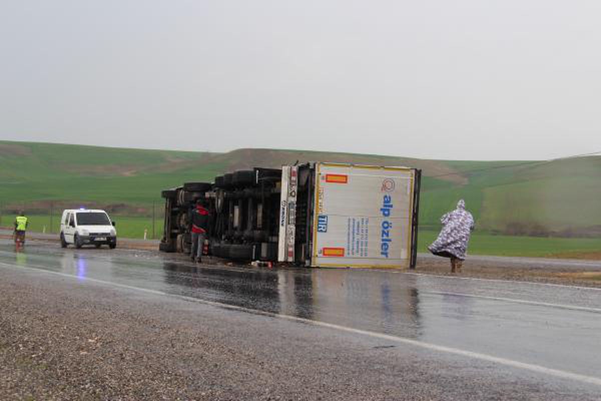 Diyarbakır\'da devrilen TIR\'ın şoförü yaralandı