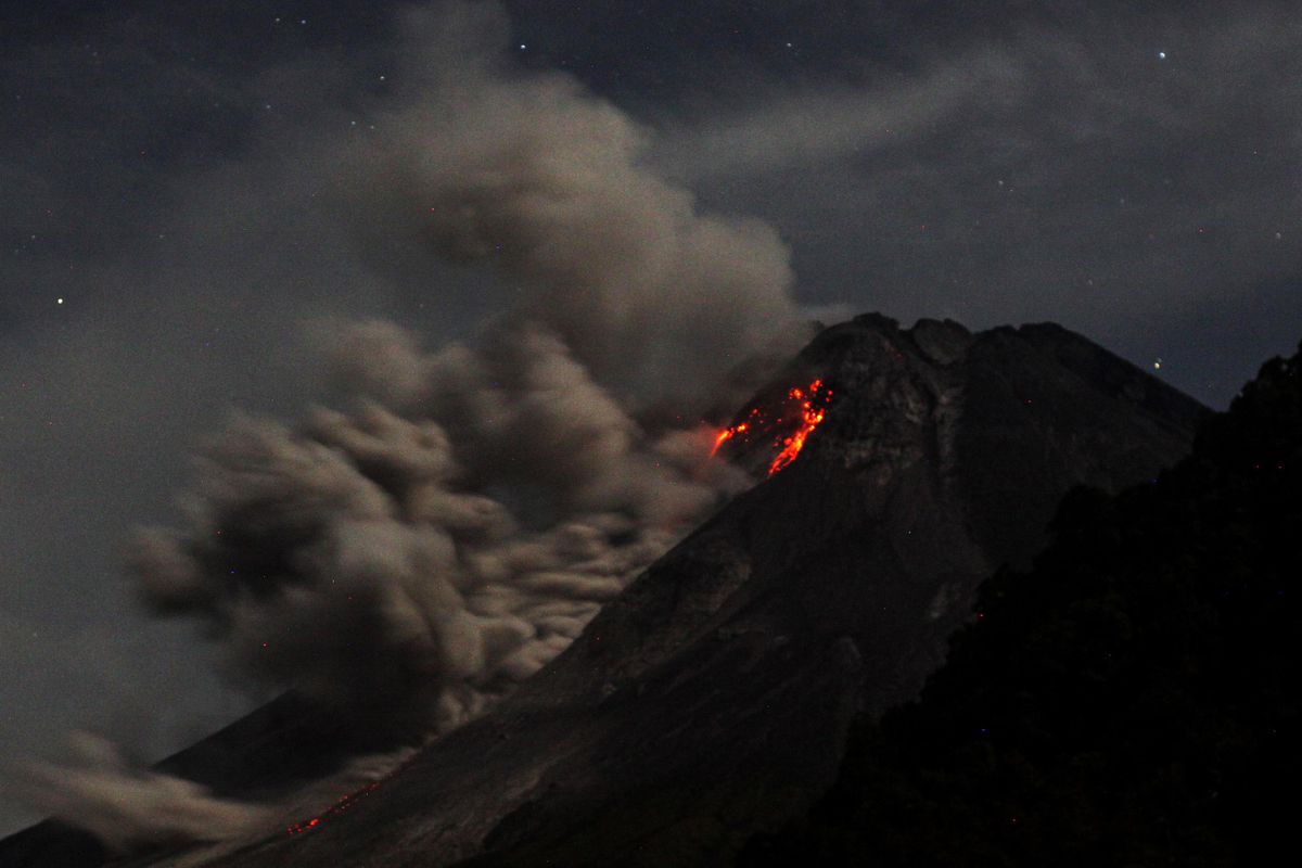 Endonezya\'da Merapi Yanardağı Yeniden Faaliyete Geçti