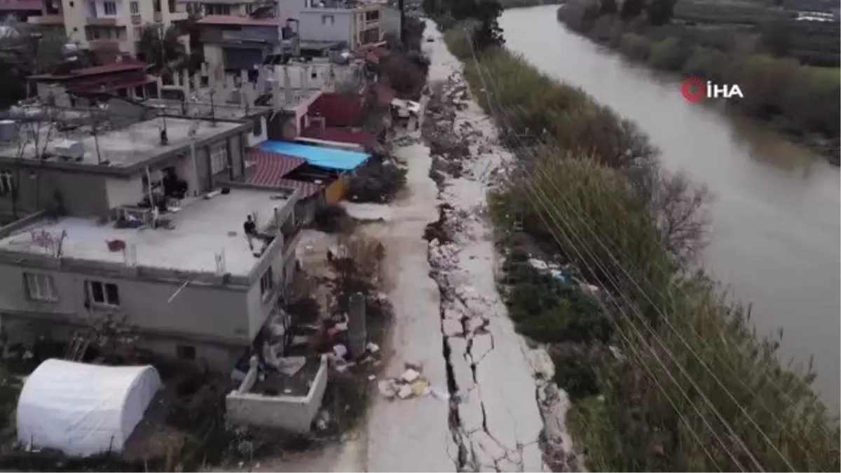 Evlerin yakınında bulunan yol depremde çöktü