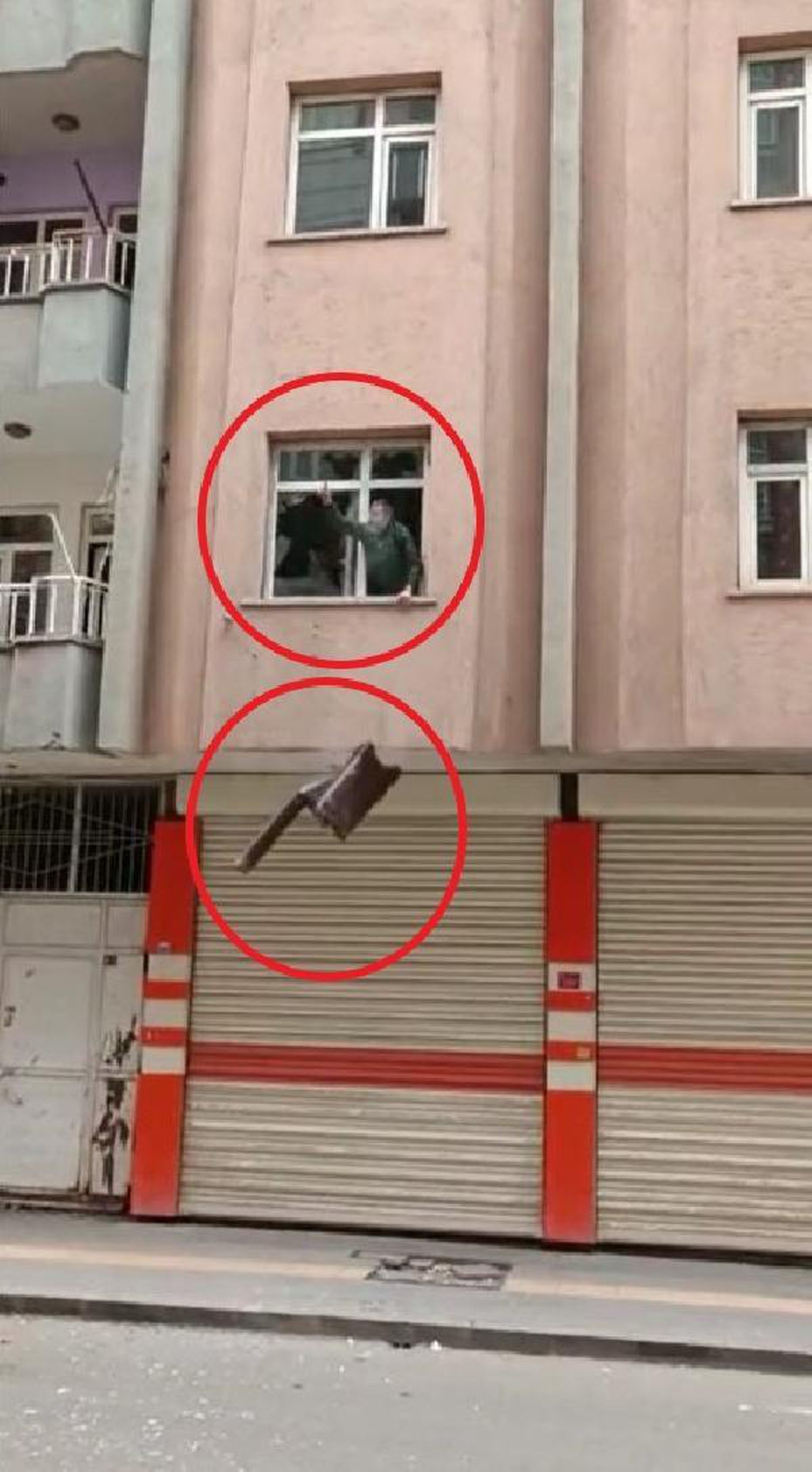 Fahiş fiyatlı kiralar nedeniyle ağır hasarlı evden çıkmıyorlar