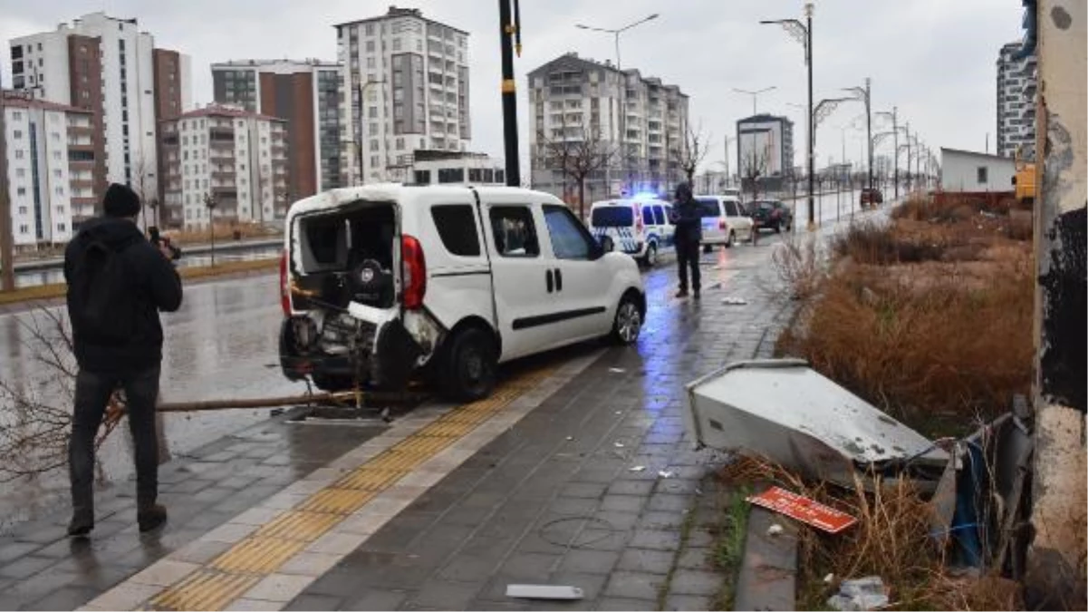 Sivas\'ta aydınlatma direğine çarpan araçtaki 4 kişi yaralandı