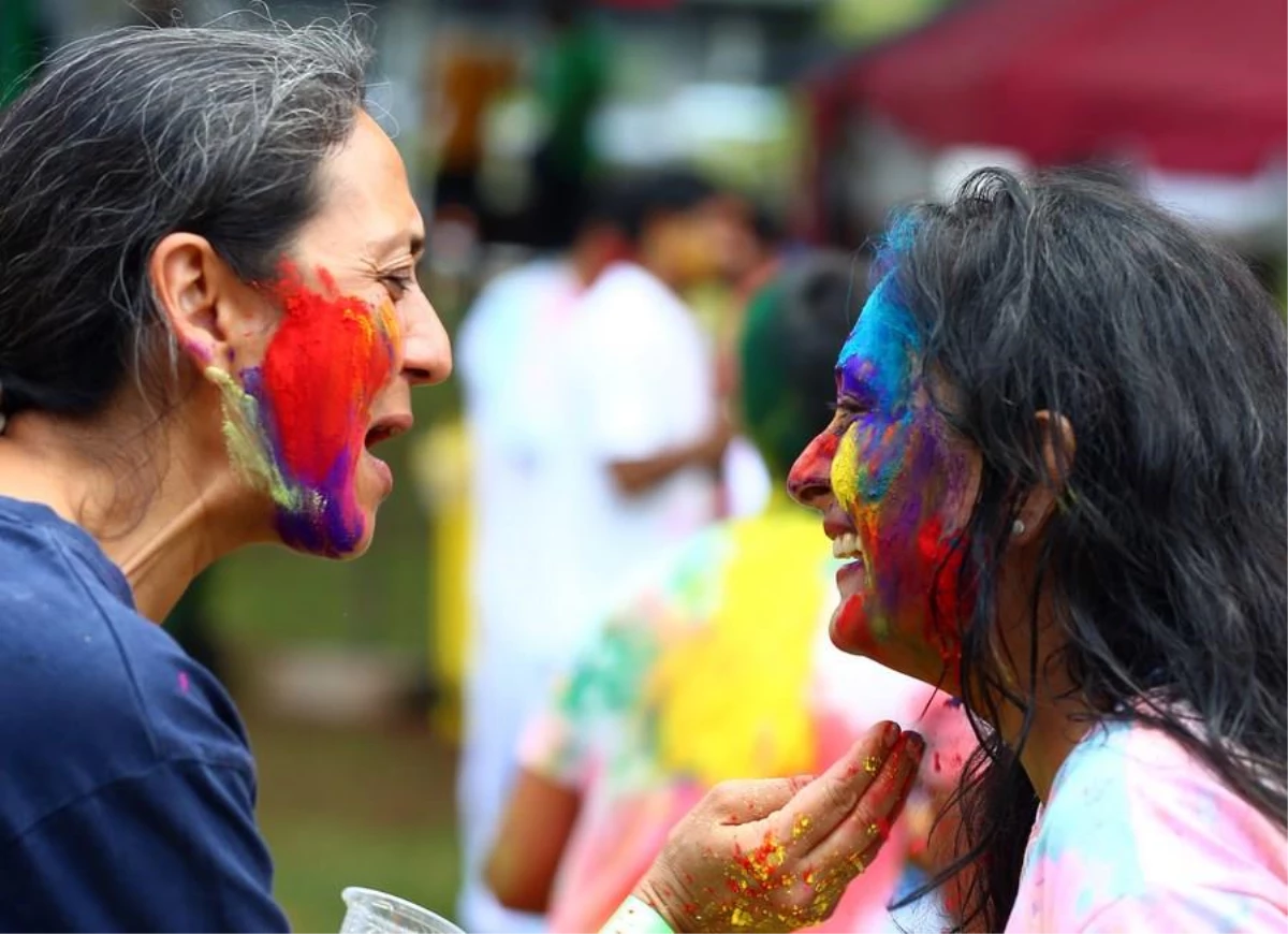 Holi Festivali, Sri Lanka ve Tayland\'da Kutlandı