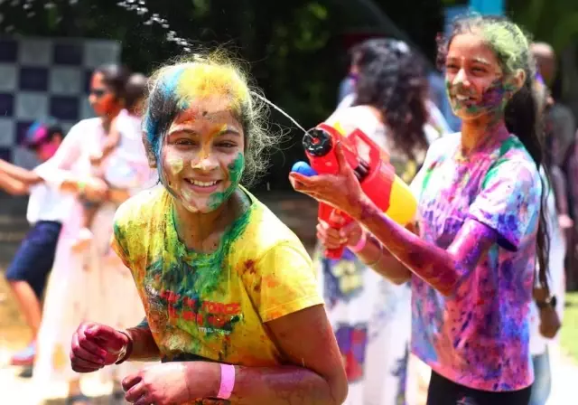 Holi Festivali, Sri Lanka ve Tayland'da Kutlandı