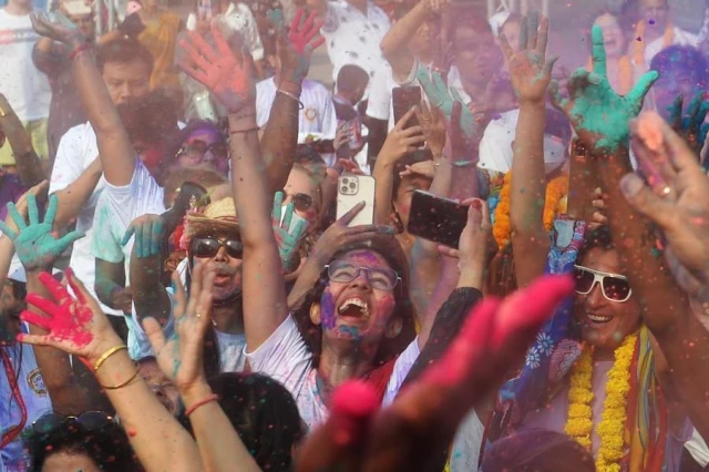 Holi Festivali, Sri Lanka ve Tayland'da Kutlandı