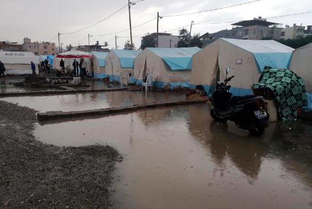 İskenderun\'da çadır kentte yaşayanlar şiddetli yağıştan etkilendi