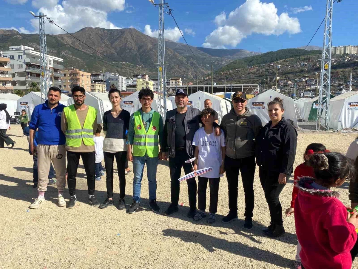 İskenderun\'da depremzede çocuklar maket uçak yaptı